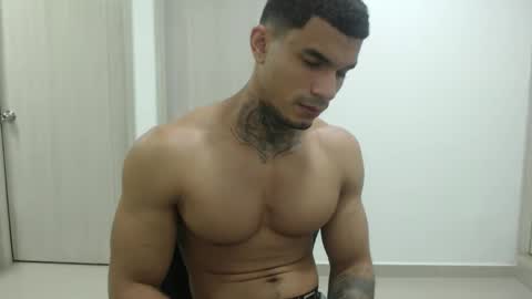 juan_gomez_1 online show from February 2025 10:58:01 AM