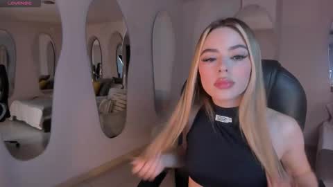 Juanita Clay online show from October 2025 06:18:01 PM