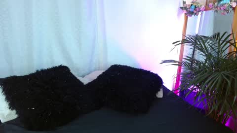 Snapshot of jules_n_gia chatting on January 2025 01:58:02 PM Jules and Gia online show from January 2025 01:58:02 PM