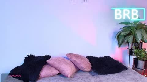 Snapshot of jules_n_gia chatting on February 2026 08:23:02 AM Jules and Gia online show from February 2026 08:23:02 AM