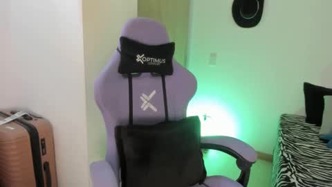 juli_santos_22 online show from February 2025 04:19:02 PM