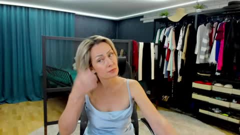julia__cherry_ online show from May 2026 02:33:02 PM