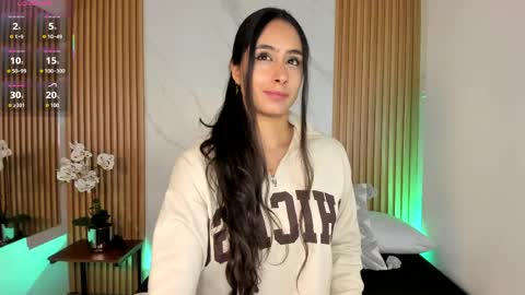 J U L IA   M A R T I N E Z online show from April 2026 11:33:01 AM
