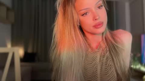 Julia R Le online show from October 2025 04:57:01 PM