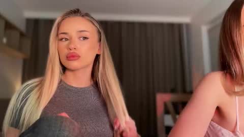 Julia R Le online show from November 2025 11:47:01 PM