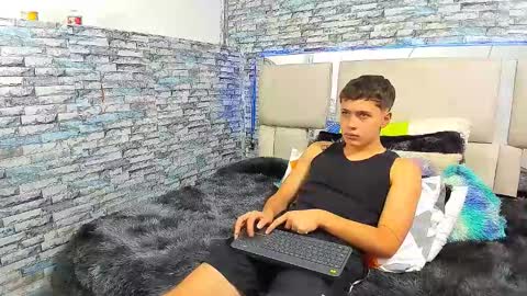 Snapshot of julian_wolf18 chatting on September 2025 02:11:01 PM julian online show from September 2025 02:11:01 PM