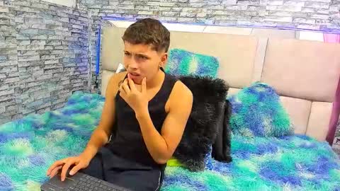 Snapshot of julian_wolf18 chatting on September 2025 02:22:02 PM julian online show from September 2025 02:22:02 PM