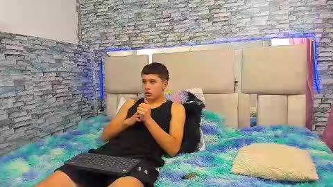 Snapshot of julian_wolf18 chatting on October 2025 03:23:02 PM julian online show from October 2025 03:23:02 PM