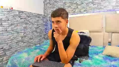 Snapshot of julian_wolf18 chatting on October 2025 03:46:02 PM julian online show from October 2025 03:46:02 PM