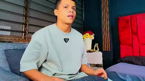 JULIAN STEARLING online show from June 2026 07:16:01 PM