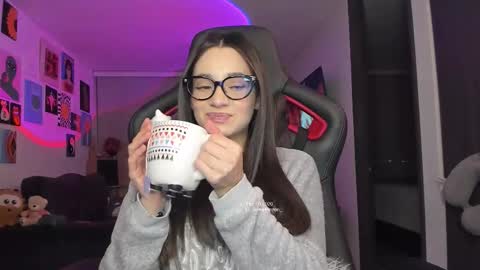 Snapshot of julidavila chatting on February 2026 01:10:02 AM Jeimy Help me to reach 100 thumbs up online show from February 2026 01:10:02 AM