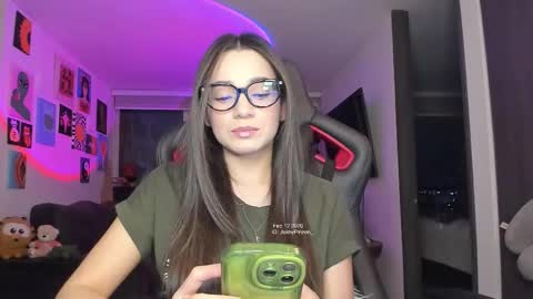 Snapshot of julidavila chatting on February 2026 01:12:01 AM Jeimy Help me to reach 100 thumbs up online show from February 2026 01:12:01 AM