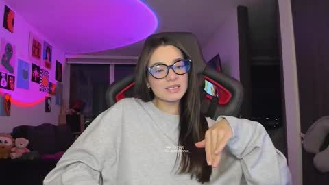 Snapshot of julidavila chatting on March 2026 01:12:01 AM Jeimy Help me to reach 100 thumbs up online show from March 2026 01:12:01 AM