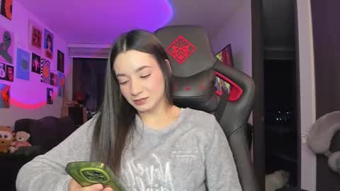 Snapshot of julidavila chatting on March 2026 03:11:01 AM Jeimy Help me to reach 100 thumbs up online show from March 2026 03:11:01 AM