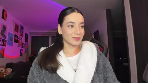 Snapshot of julidavila chatting on March 2026 01:43:01 AM Jeimy Help me to reach 100 thumbs up online show from March 2026 01:43:01 AM