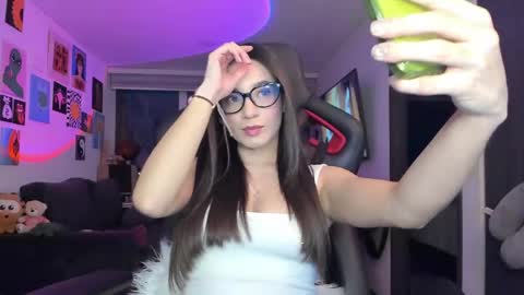 Snapshot of julidavila chatting on March 2026 11:28:02 PM Jeimy Help me to reach 100 thumbs up online show from March 2026 11:28:02 PM