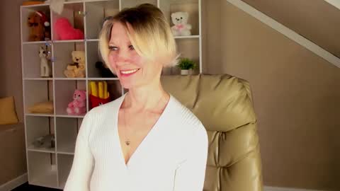Julie Lucasss online show from March 2026 12:50:01 AM