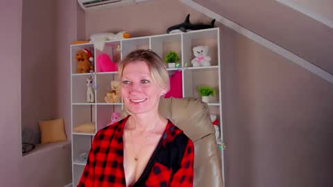 Julie Lucasss online show from March 2026 01:00:02 AM