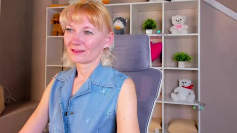 Julie Lucasss online show from April 2026 12:33:01 AM
