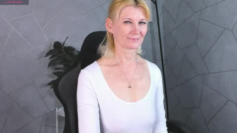 Julie Lucasss online show from April 2026 12:27:01 AM