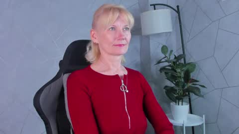 Julie Lucasss online show from May 2026 12:05:01 AM