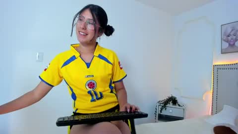 juliee_ross online show from April 2026 12:20:01 PM