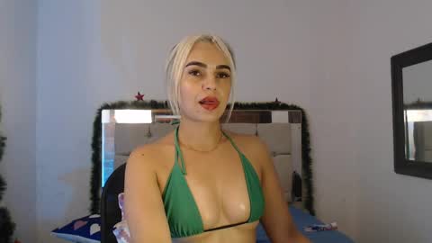 Snapshot of julieta__fox_ chatting on December 2024 07:28:01 AM julieta__fox_ online show from December 2024 07:28:01 AM