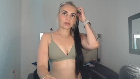 Snapshot of julieta__fox_ chatting on January 2025 09:24:01 AM julieta__fox_ online show from January 2025 09:24:01 AM