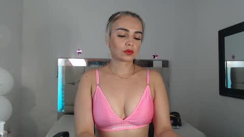 Snapshot of julieta__fox_ chatting on January 2025 03:32:02 AM julieta__fox_ online show from January 2025 03:32:02 AM