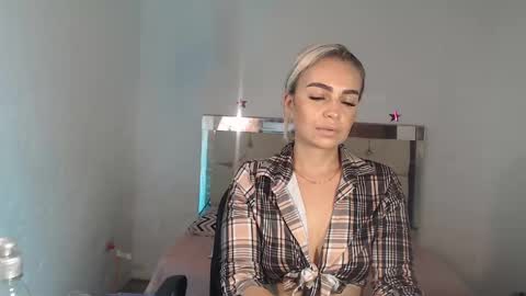 Snapshot of julieta__fox_ chatting on February 2025 02:18:01 AM julieta__fox_ online show from February 2025 02:18:01 AM