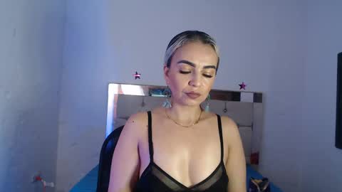 Snapshot of julieta__fox_ chatting on February 2025 02:51:01 AM julieta__fox_ online show from February 2025 02:51:01 AM