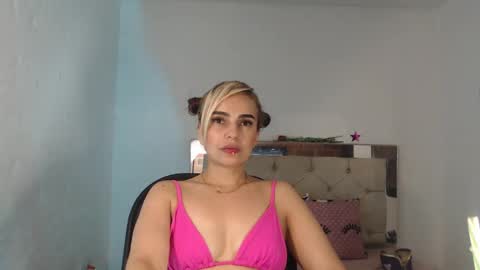 Snapshot of julieta__fox_ chatting on March 2025 05:00:02 AM julieta__fox_ online show from March 2025 05:00:02 AM