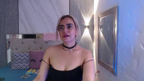 julieta__fox_ online show from April 2026 10:44:02 PM