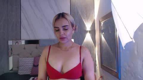 julieta__fox_ online show from May 2026 07:41:01 PM