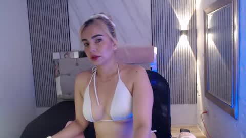 julieta__fox_ online show from June 2026 07:20:01 PM