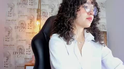 Snapshot of julieta_windsor chatting on June 2026 12:14:02 PM JULIETA online show from June 2026 12:14:02 PM