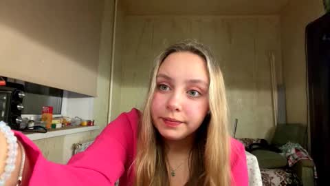 Mia online show from October 2025 08:20:01 PM