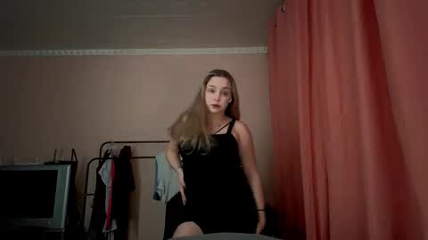 Mia online show from December 2025 10:06:02 PM