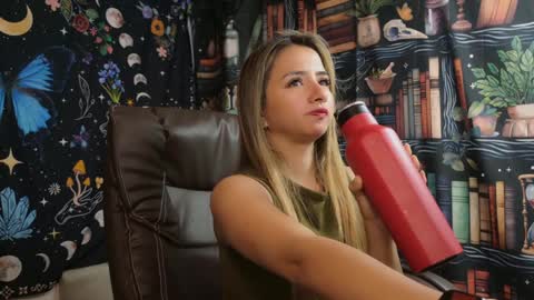 Snapshot of julietta__jackson chatting on December 2024 09:06:02 PM Julietta Jackson online show from December 2024 09:06:02 PM