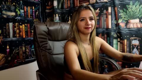 Snapshot of julietta__jackson chatting on December 2024 10:40:02 PM Julietta Jackson online show from December 2024 10:40:02 PM