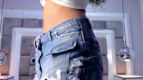 Hi guys It is a pleasure to have you here I am Julieta  online show from November 2025 11:54:01 AM