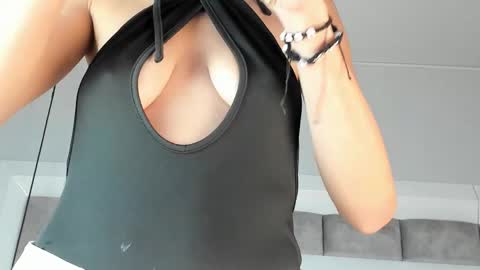 Hi guys It is a pleasure to have you here I am Julieta  online show from February 2026 12:31:01 PM