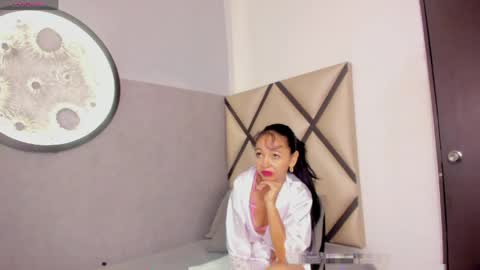 julitraviesa online show from April 2026 12:21:01 PM