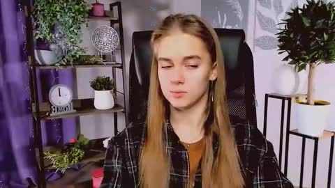 junewoods online show from December 2025 06:19:01 AM