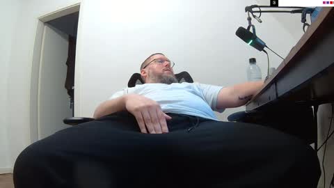 Snapshot of justflo chatting on May 2026 06:46:01 PM Just Flo --- online show from May 2026 06:46:01 PM