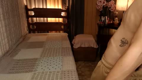Snapshot of justine_hunk chatting on December 2024 10:18:02 AM justine_hunk online show from December 2024 10:18:02 AM