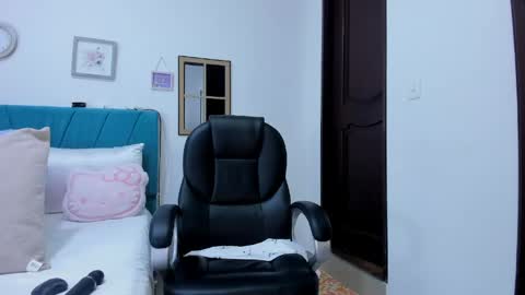 Kamilalopez online show from April 2026 09:50:01 PM