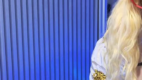 Julia online show from April 2026 07:37:01 PM