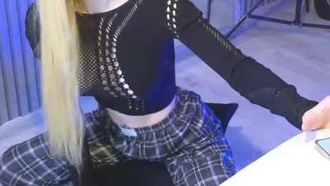 Julia online show from May 2026 07:44:01 PM