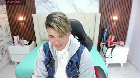Snapshot of karolandluna chatting on February 2025 02:09:02 AM Karol and Luna online show from February 2025 02:09:02 AM